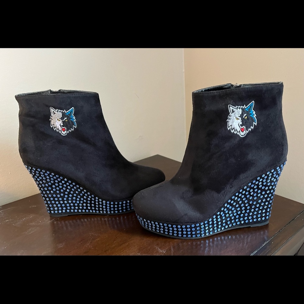 Women’s size 8 black synthetic suede Minnesota Timberwolves Ankle Boots